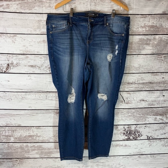 Torrid Crop Classic Skinny Jean In Premium Stretch Light Wash - Picture 3 of 12